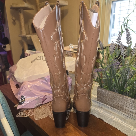 Stylish Tan Cowboy Boots - Picture 3 of 4
